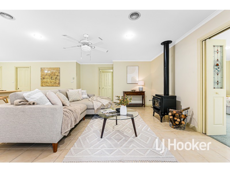 124 Lawless Drive, Cranbourne North VIC 3977