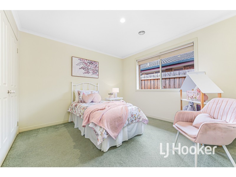124 Lawless Drive, Cranbourne North VIC 3977