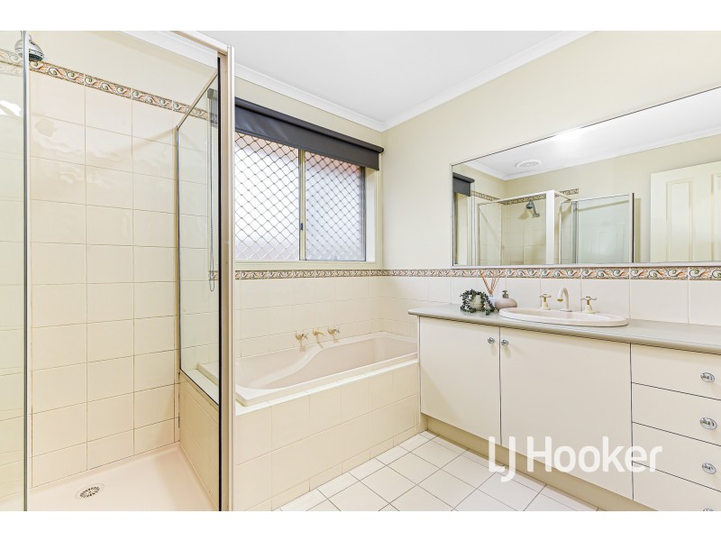 124 Lawless Drive, Cranbourne North VIC 3977