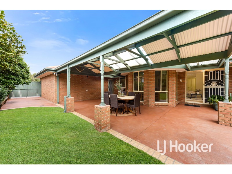 124 Lawless Drive, Cranbourne North VIC 3977