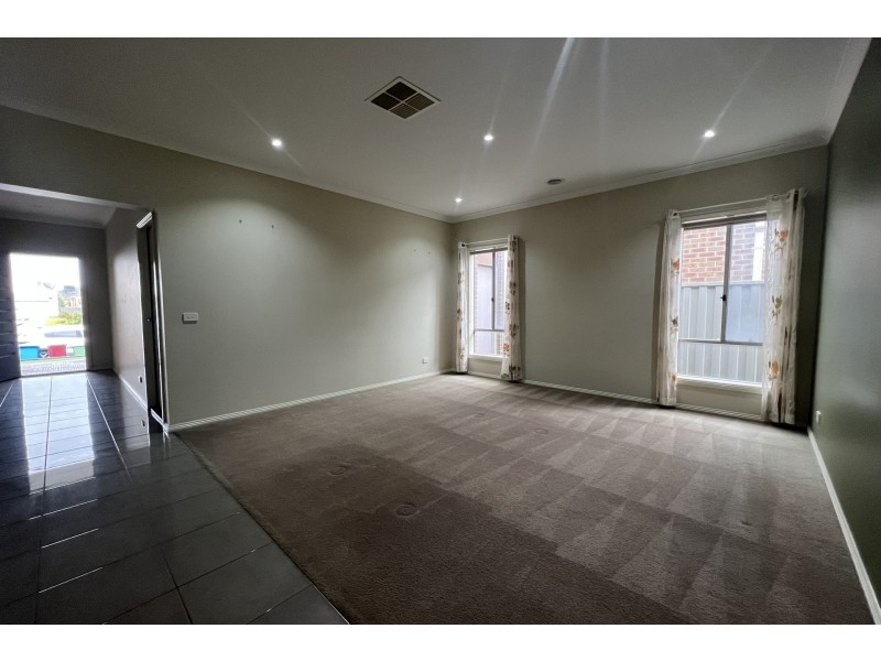 20 Challenger Circuit, Cranbourne East VIC 3977