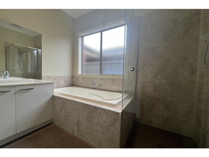 20 Challenger Circuit, Cranbourne East VIC 3977