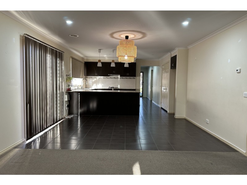 8 Hector Drive, Cranbourne VIC 3977