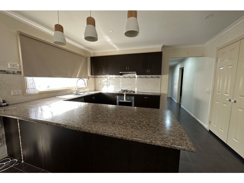 8 Hector Drive, Cranbourne VIC 3977