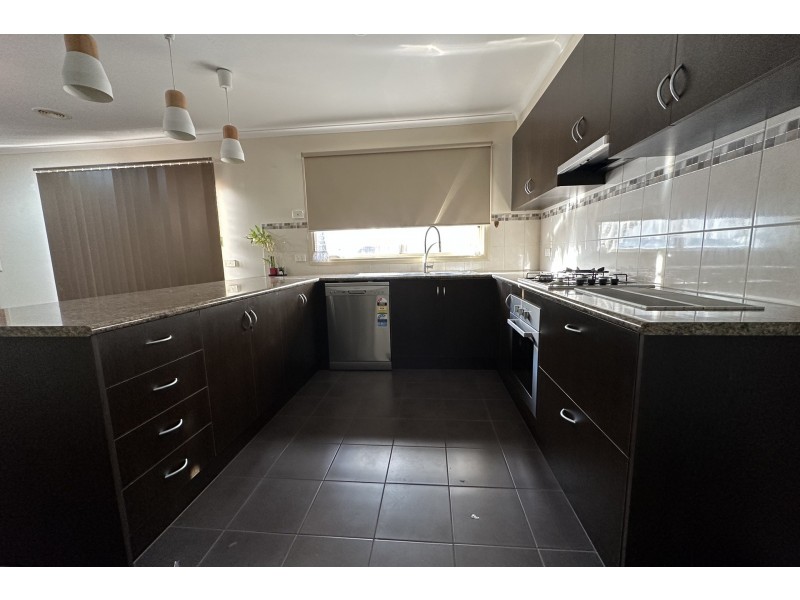 8 Hector Drive, Cranbourne VIC 3977