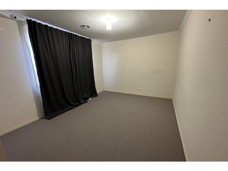 8 Hector Drive, Cranbourne VIC 3977