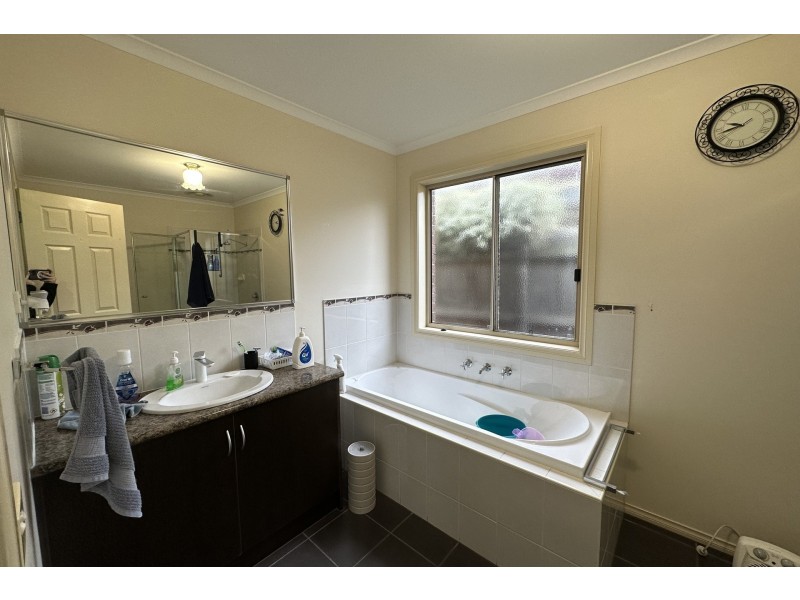 8 Hector Drive, Cranbourne VIC 3977