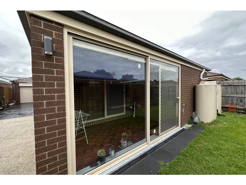 8 Hector Drive, Cranbourne VIC 3977