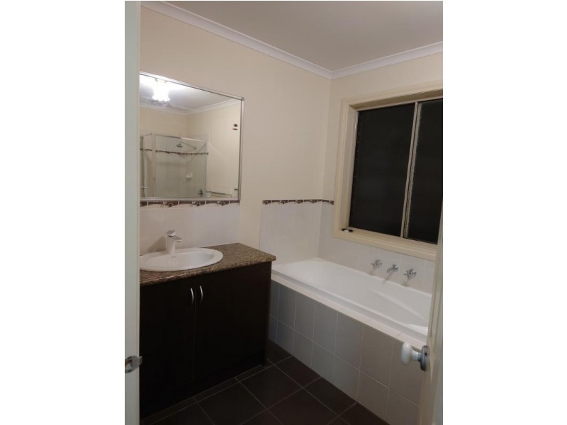 8 Hector Drive, Cranbourne VIC 3977