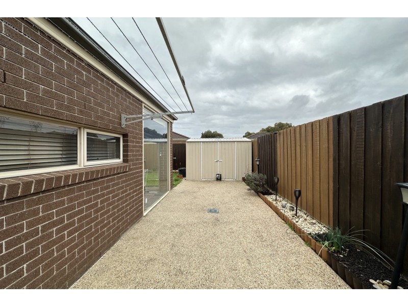 8 Hector Drive, Cranbourne VIC 3977