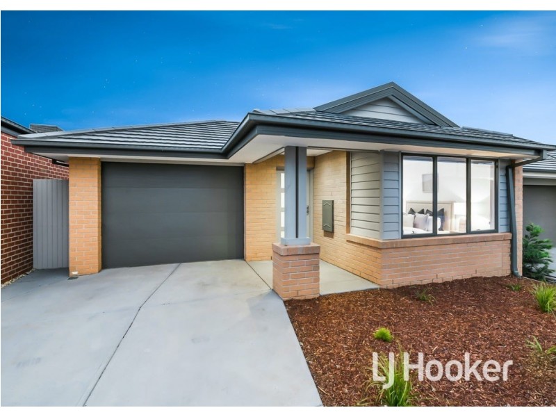 35 Mossey Crescent, Cranbourne East VIC 3977