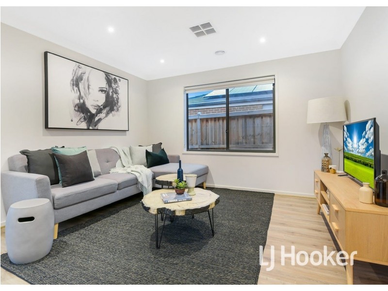 35 Mossey Crescent, Cranbourne East VIC 3977