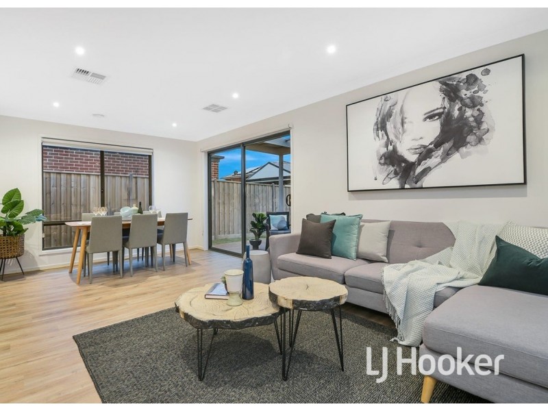 35 Mossey Crescent, Cranbourne East VIC 3977