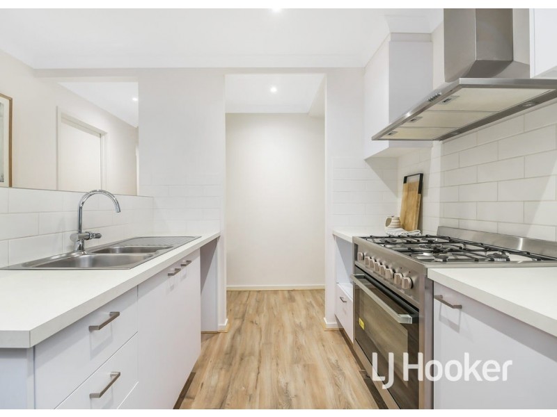 35 Mossey Crescent, Cranbourne East VIC 3977
