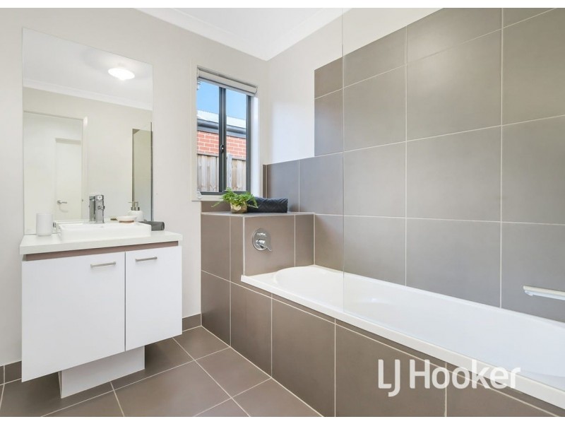 35 Mossey Crescent, Cranbourne East VIC 3977