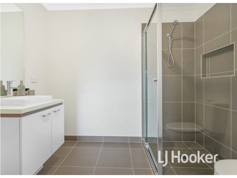 35 Mossey Crescent, Cranbourne East VIC 3977
