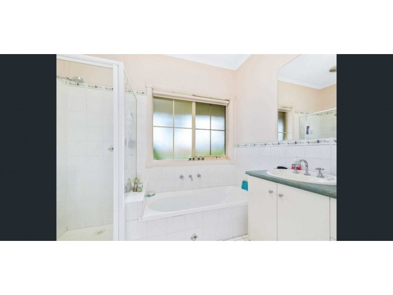 32 Cato Parkway, Lynbrook VIC 3975