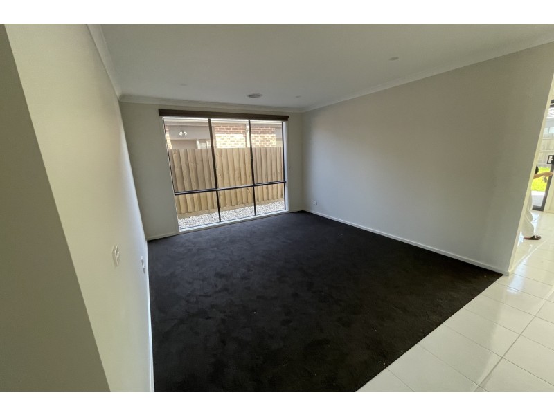 25 Dream Avenue, Cranbourne East VIC 3977