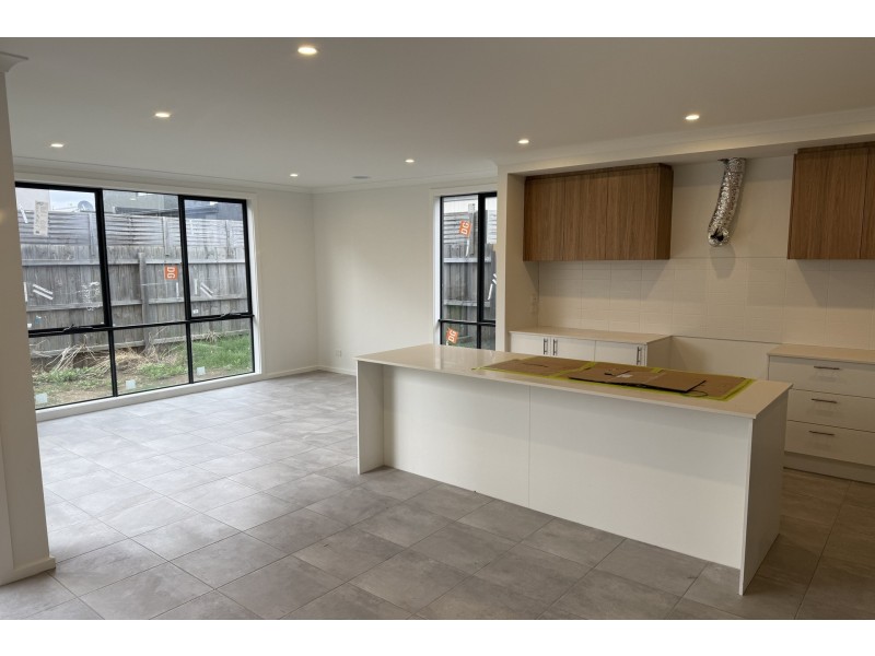 25 Dream Avenue, Cranbourne East VIC 3977