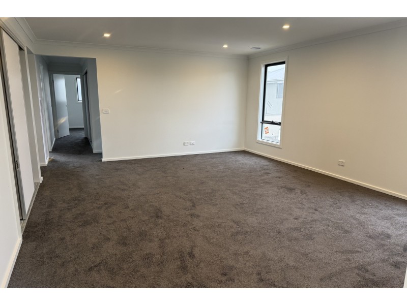 25 Dream Avenue, Cranbourne East VIC 3977