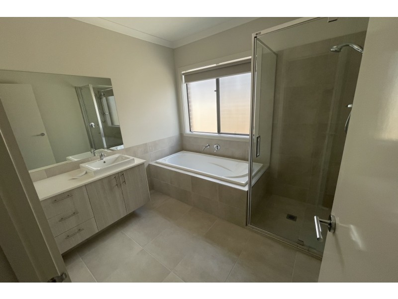 25 Dream Avenue, Cranbourne East VIC 3977