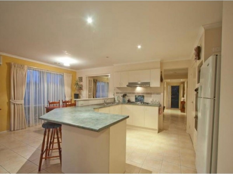 28 Eldershaw Drive, Lynbrook VIC 3975