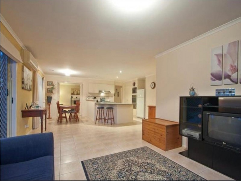 28 Eldershaw Drive, Lynbrook VIC 3975