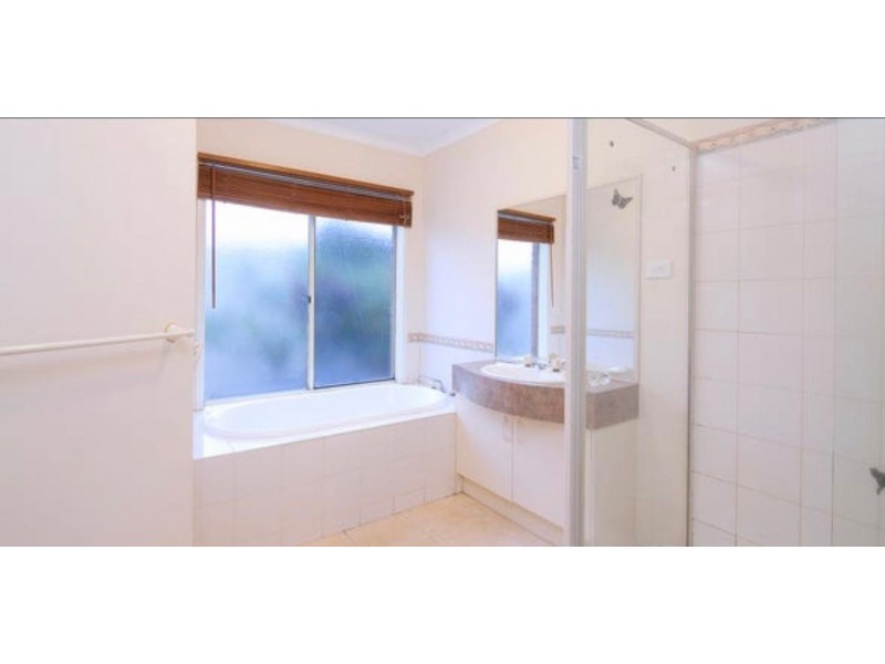 28 Eldershaw Drive, Lynbrook VIC 3975