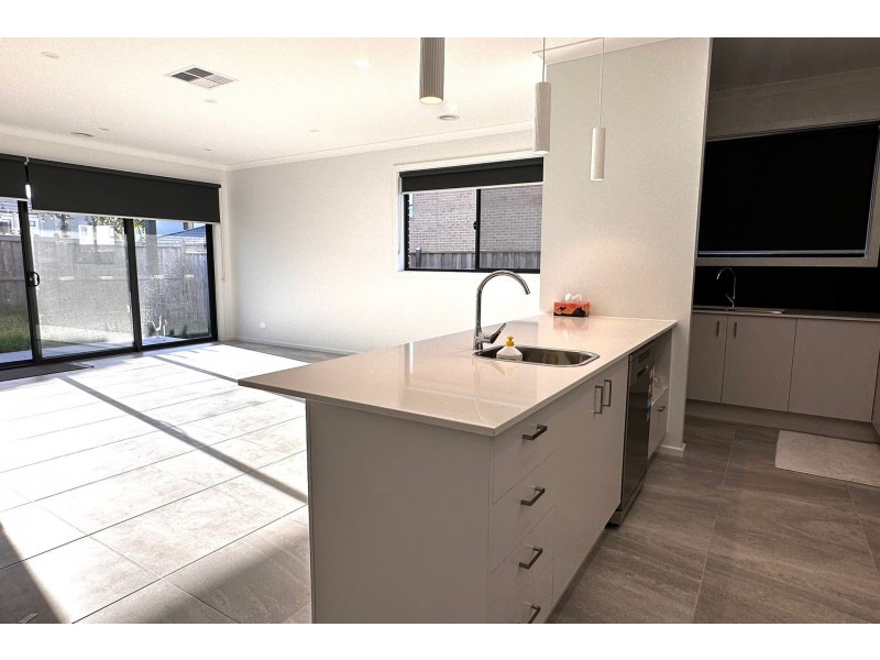 4 Verdant Drive, Clyde North VIC 3978