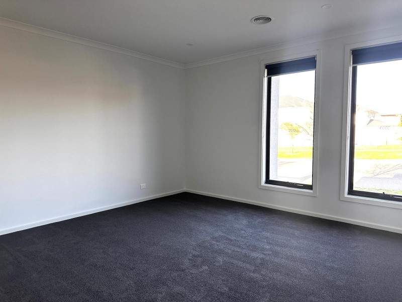 4 Verdant Drive, Clyde North VIC 3978