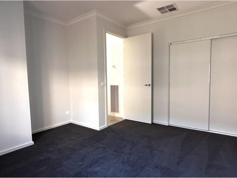 4 Verdant Drive, Clyde North VIC 3978