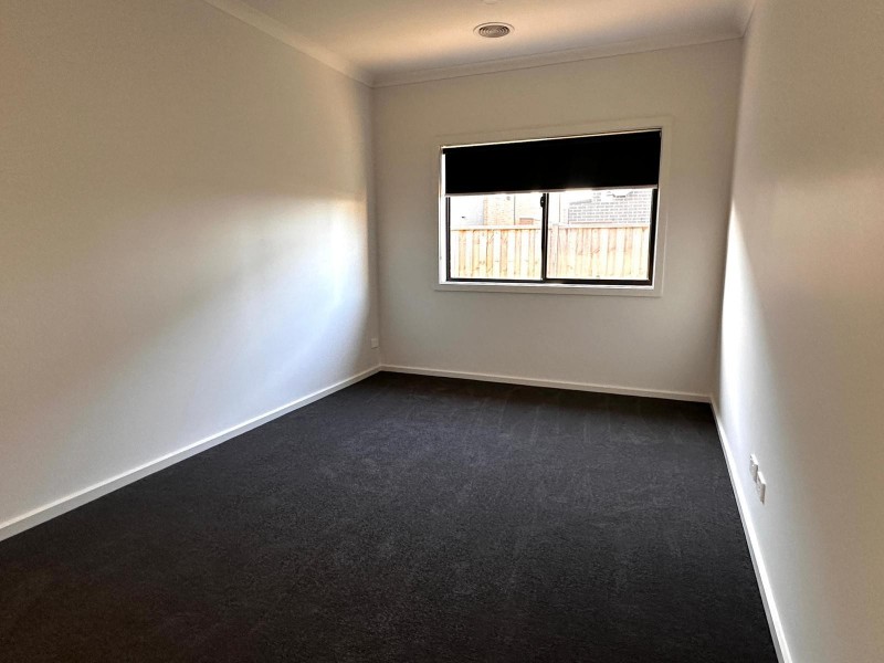 4 Verdant Drive, Clyde North VIC 3978