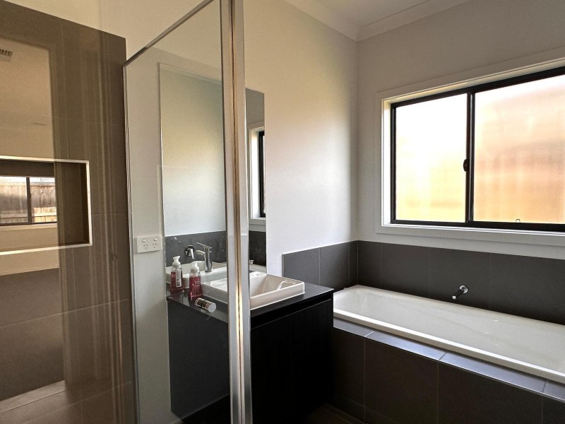 4 Verdant Drive, Clyde North VIC 3978