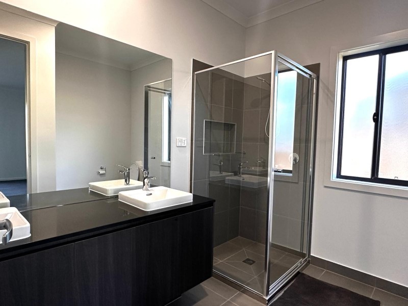 4 Verdant Drive, Clyde North VIC 3978