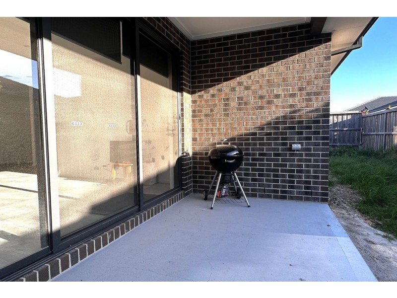 4 Verdant Drive, Clyde North VIC 3978