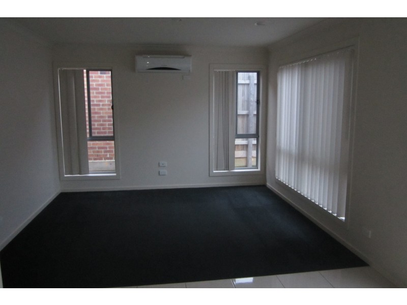 33/11 Hawk Avenue, Pakenham VIC 3810