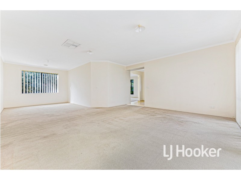 8 Farnborough Way, Berwick VIC 3806