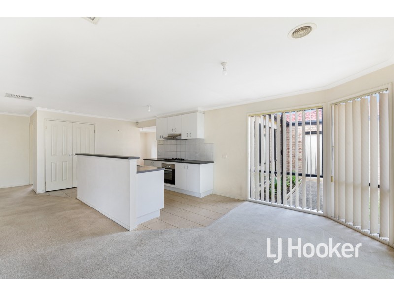 8 Farnborough Way, Berwick VIC 3806
