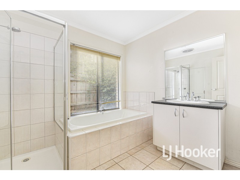 8 Farnborough Way, Berwick VIC 3806