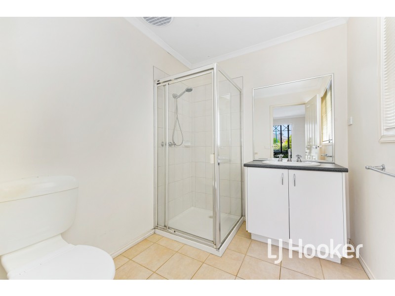 8 Farnborough Way, Berwick VIC 3806
