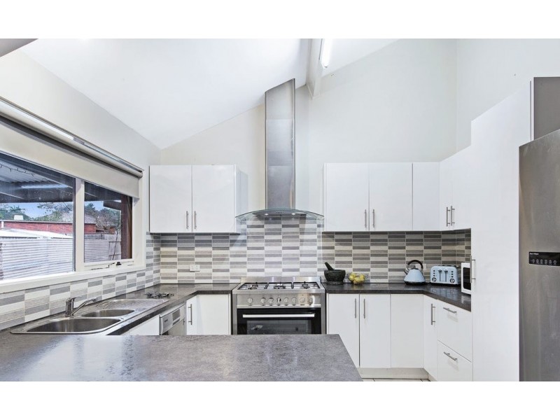 16 Upton Crescent, Narre Warren VIC 3805