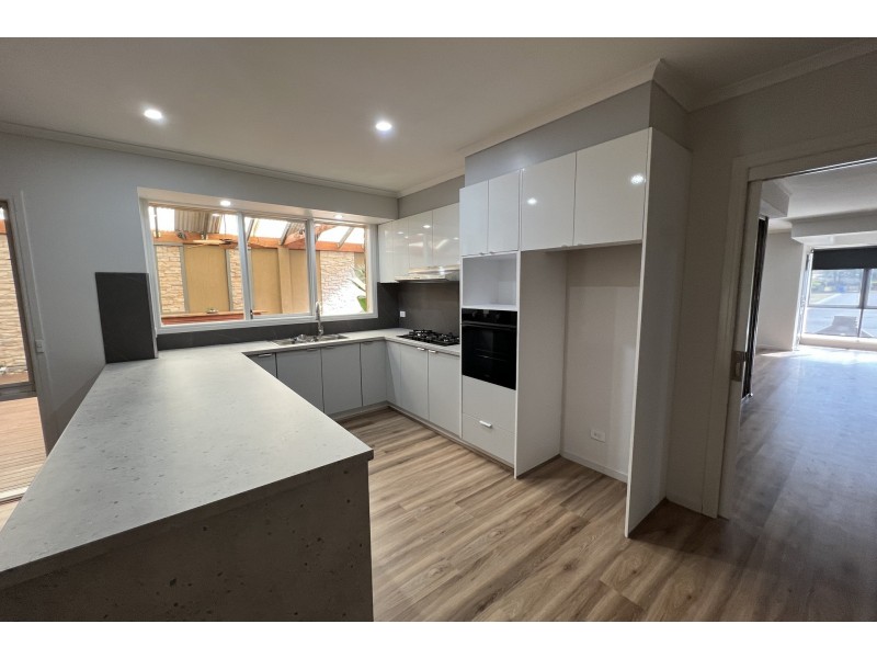 50 Lawless Drive, Cranbourne North VIC 3977