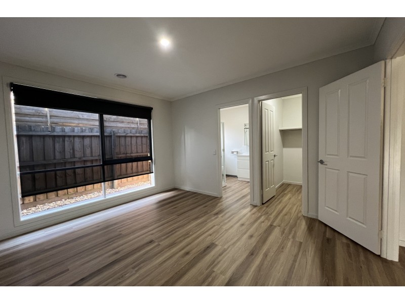 50 Lawless Drive, Cranbourne North VIC 3977