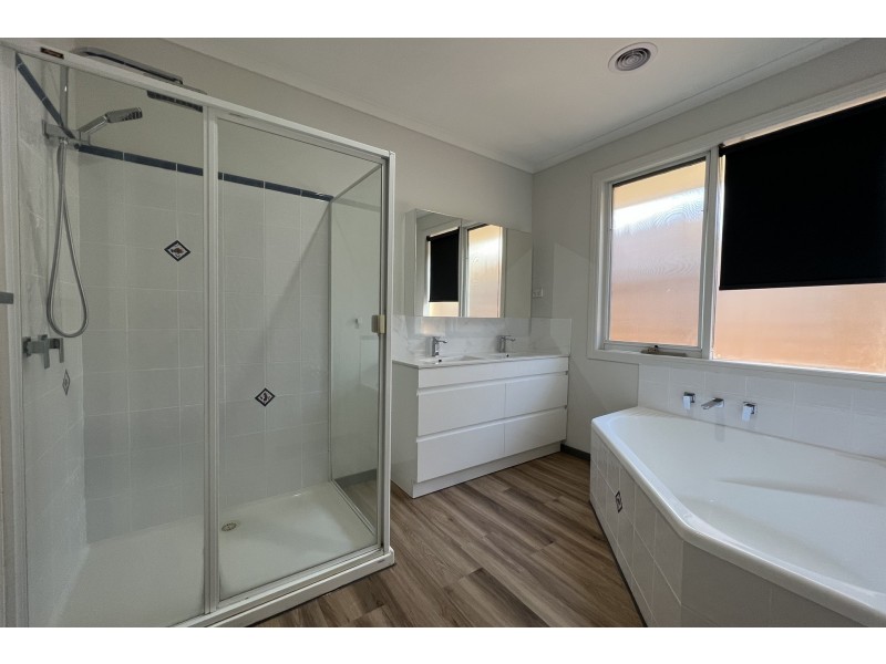 50 Lawless Drive, Cranbourne North VIC 3977