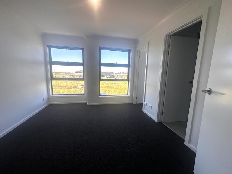 28 Monterey Loop, Clyde VIC 3978