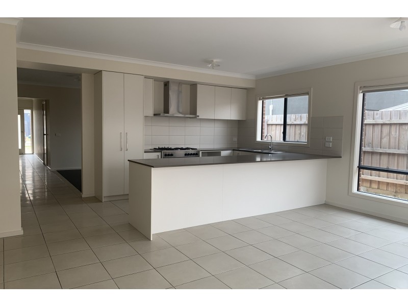 29 Fiorelli Boulevard, Cranbourne East VIC 3977