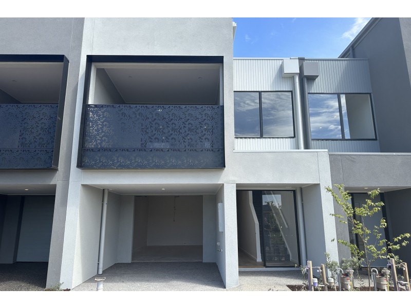 24 Depeche Way, Cranbourne South VIC 3977