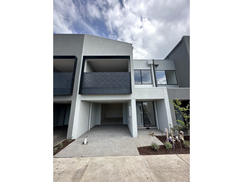 24 Depeche Way, Cranbourne South VIC 3977