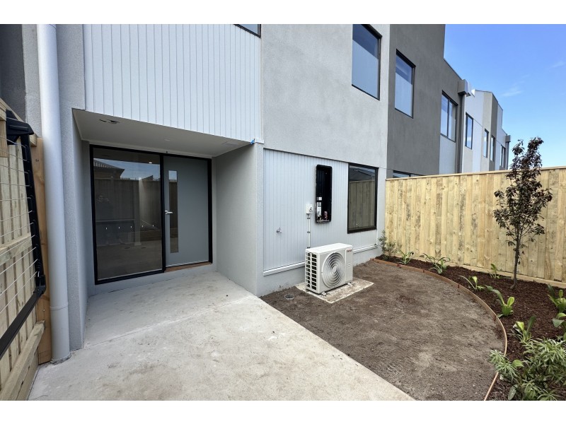 24 Depeche Way, Cranbourne South VIC 3977