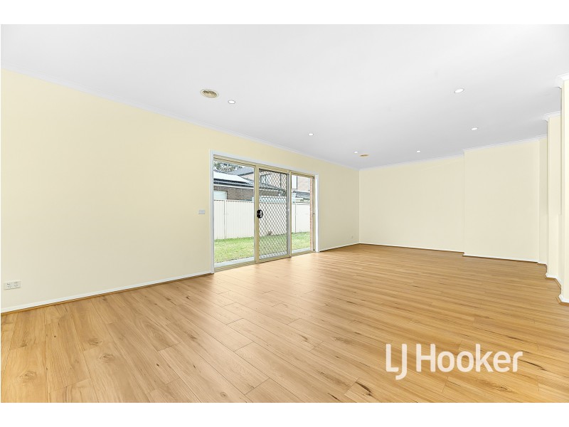 10 Baynton Crescent, Lynbrook VIC 3975